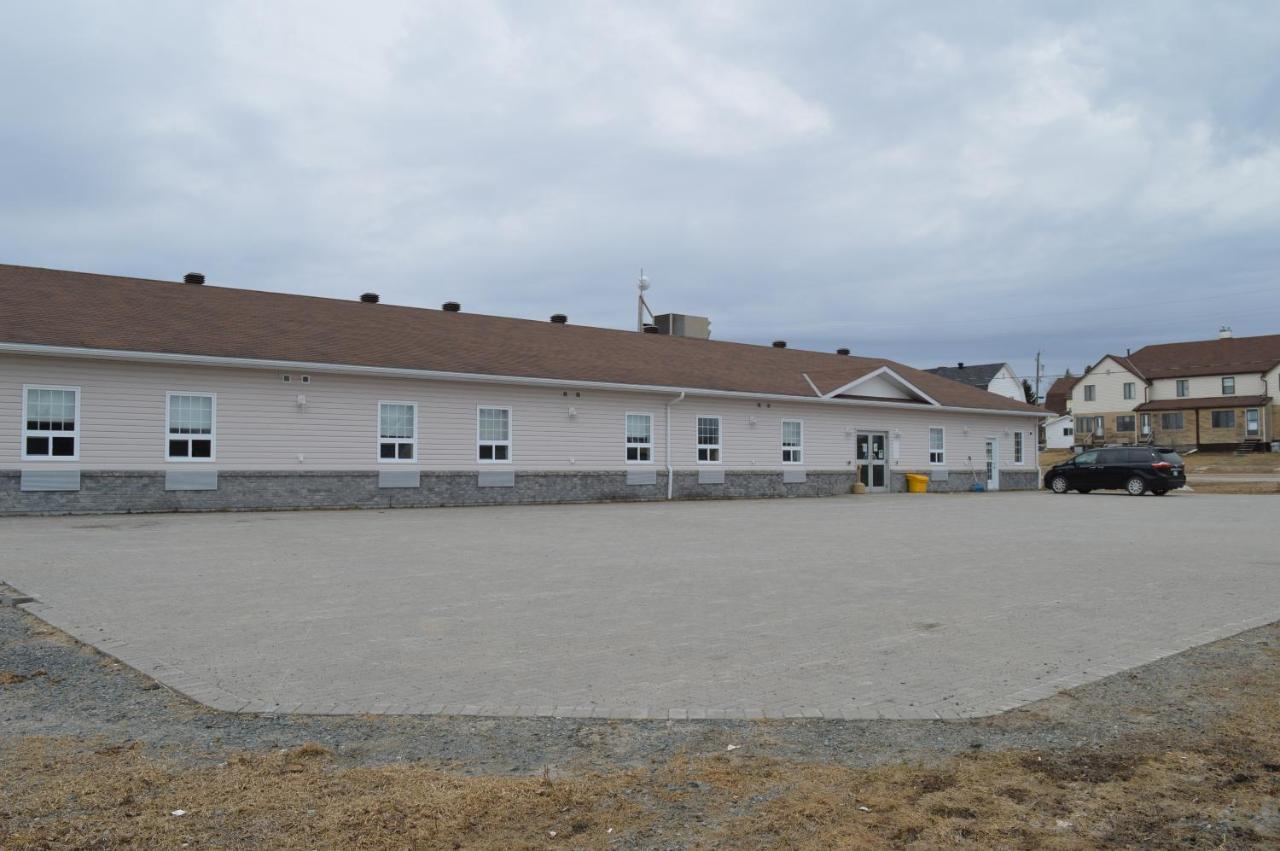 Auberge Macdonald Guest Inn Iroquois Falls Exterior photo