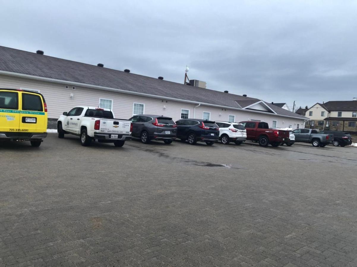 Auberge Macdonald Guest Inn Iroquois Falls Exterior photo