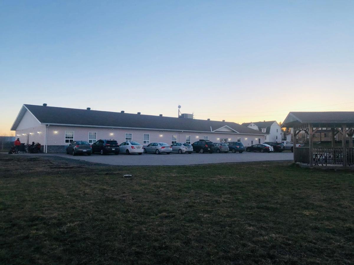 Auberge Macdonald Guest Inn Iroquois Falls Exterior photo